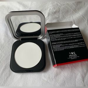 Ultra HD Microfinishing Pressed Powder shade 01